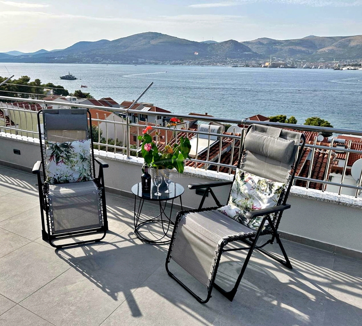 Vrhunsko urejena hiša na Čiovu/Okrug Gornji s prekrasnim odprtim razgledom